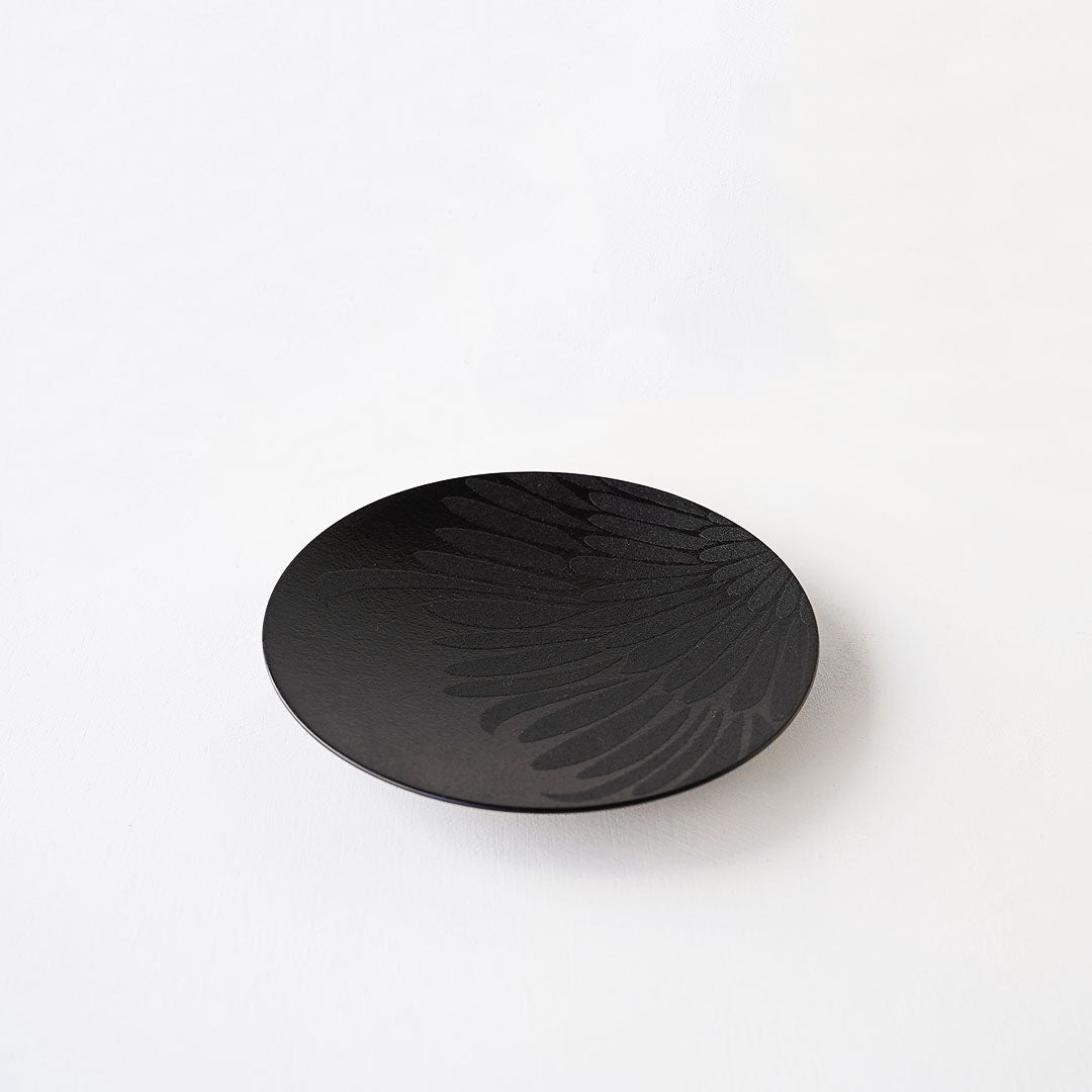 Akito Akagi Makie Plate 19.5cm Black Chrysanthemum
