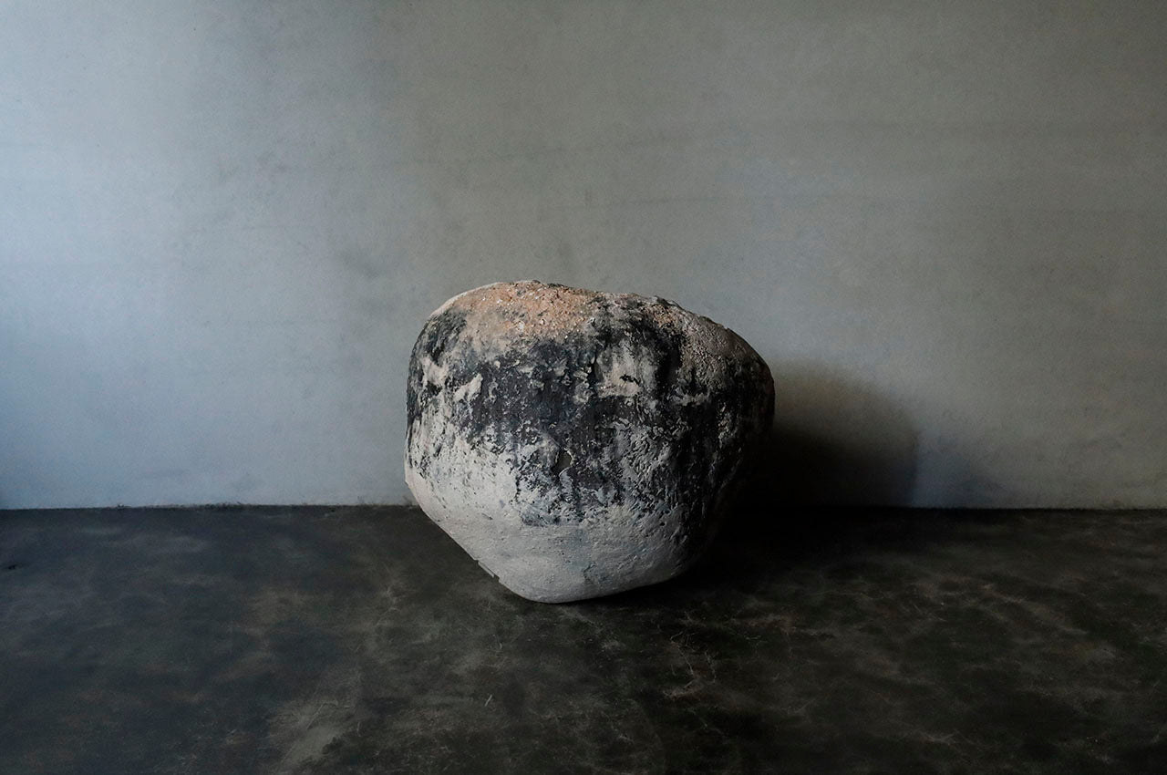 ●26-YI-42 Leaning Vase