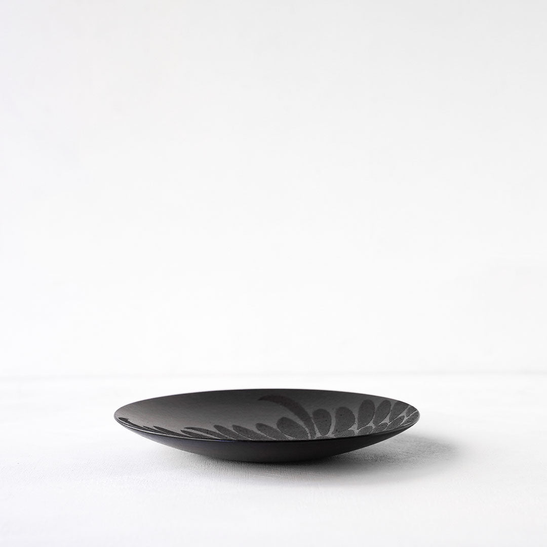 Akito Akagi Makie Plate 19.5cm Black Chrysanthemum