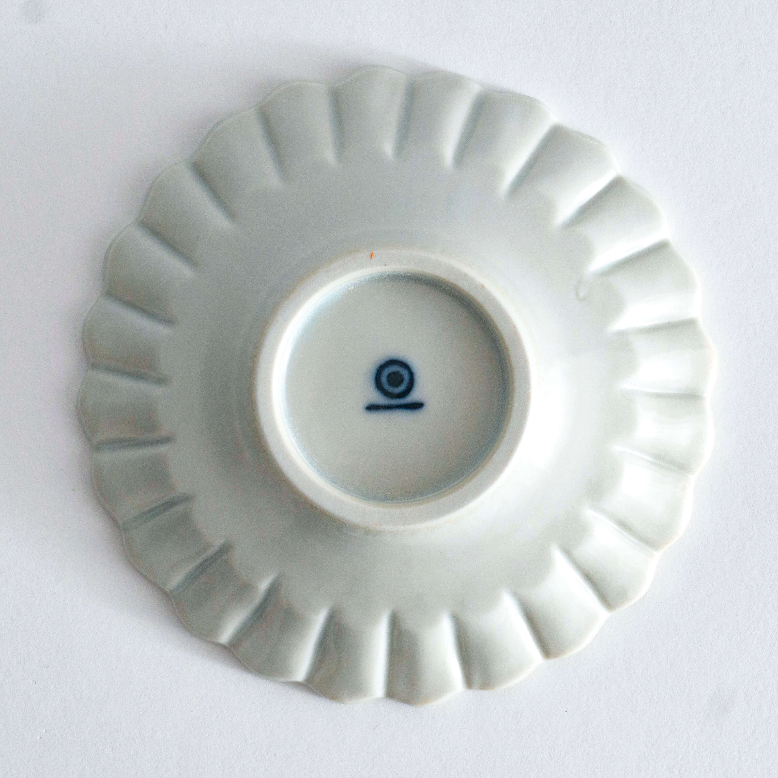 ◆Yazaemon Kiln - Small Chrysanthemum﻿ and Four-ridged Plates, Old White Porcelain (Gift Set of 2×2)