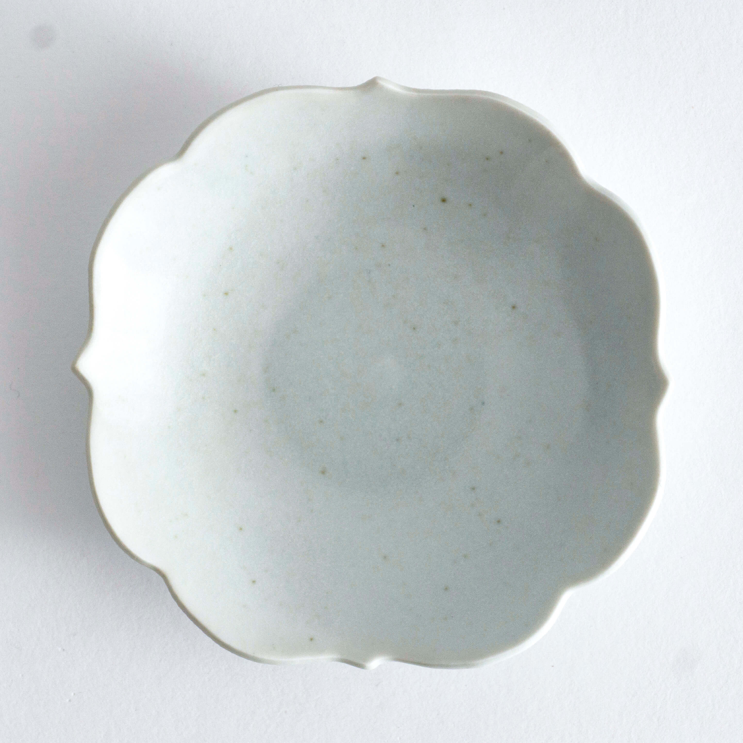 ◆Yazaemon Kiln - Small Chrysanthemum﻿ and Four-ridged Plates, Old White Porcelain (Gift Set of 2×2)
