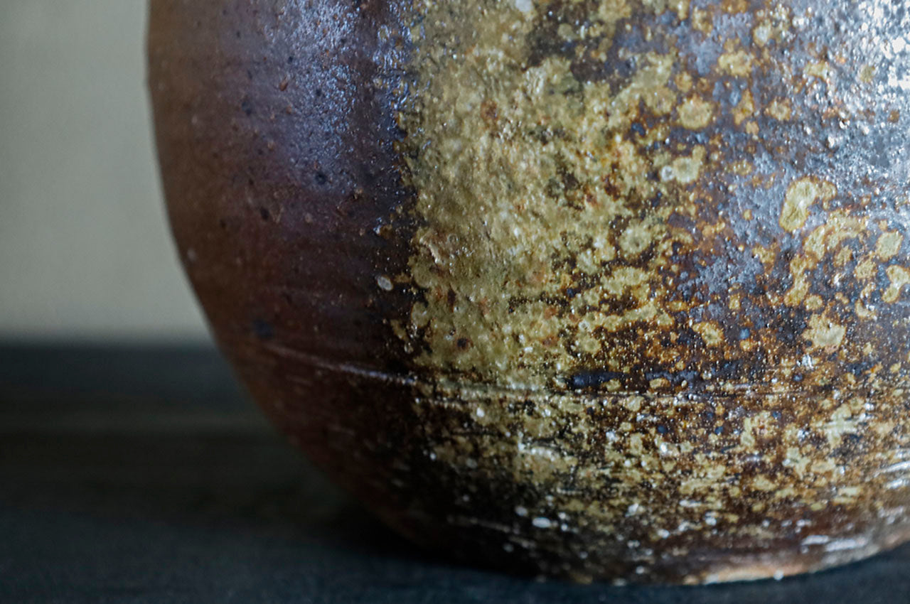 Shiro Shimizu / Yasaka Shinotsuchi Yakishime Mizusashi (Water Jar made of Yasaka Shino Clay, Unglazed and High-fired)